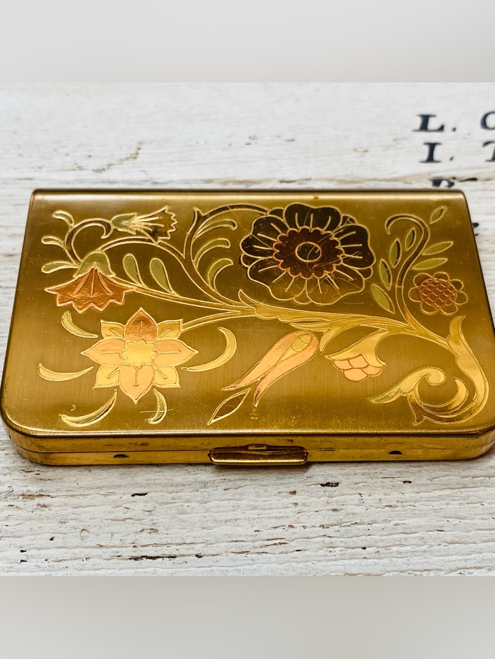 🍇 WADSWORTH  Powder Compact Engraved Floral Motif  Mirror Canada Vintage